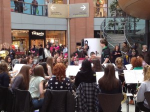 Quuen's Universityn sinfomiaorkesteri kauppakeskuksessa