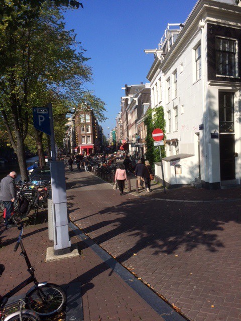 Amsterdamin katuvilinää.